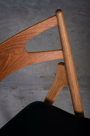 Hans J. Wegner – Model CH29 “Sawbuck Chair” i eg og teak, produceret af Carl Hansen & Søn, dansk design