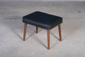 Skammel i teak med sort polstring, dansk design