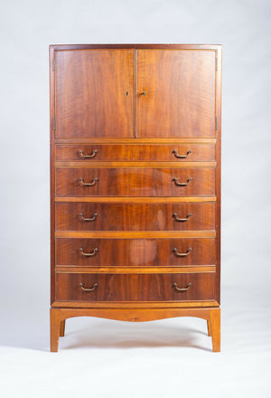 Ole Wanscher – Kommode i valnød med messinggreb, produceret af A.J. Iversen