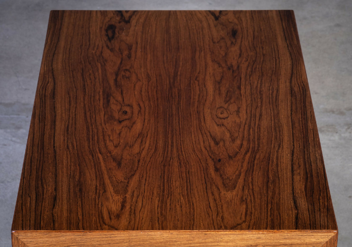 Severin Hansen – Sidebord i palisander med hylde, produceret af Haslev Møbelfabrik, dansk design