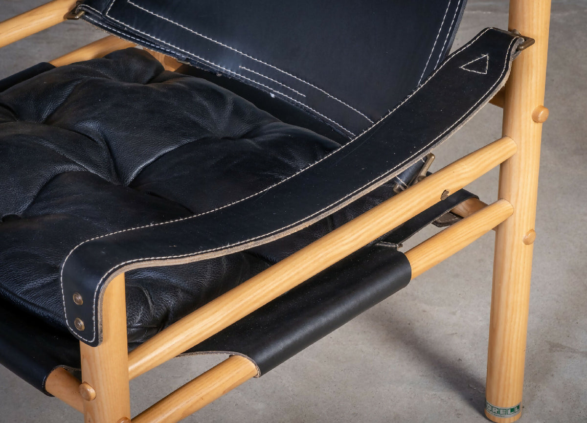 Arne Norell – Sæt af Safari-stole i ask og sort læder, produceret af Arne Norell AB, svensk design