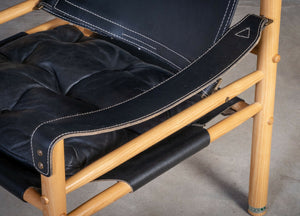 Arne Norell – Sæt af Safari-stole i ask og sort læder, produceret af Arne Norell AB, svensk design