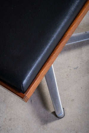 Drejestol i teak med sort lædersæde, dansk design