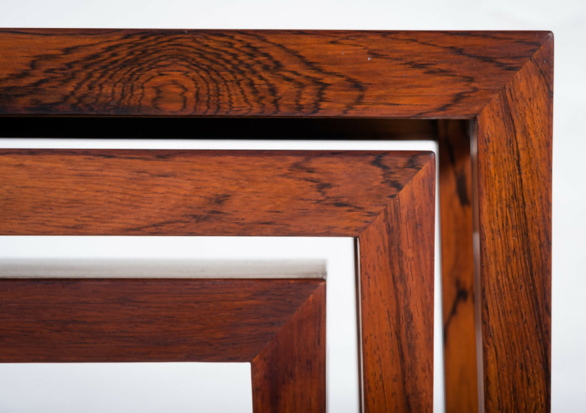 Severin Hansen – Sæt med 3 indskudsborde i palisander, produceret af Haslev Møbelsnedkeri