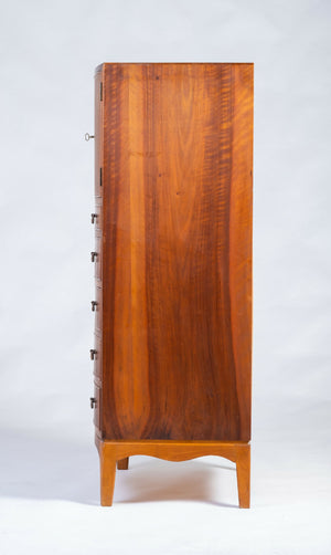 Ole Wanscher – Kommode i valnød med messinggreb, produceret af A.J. Iversen