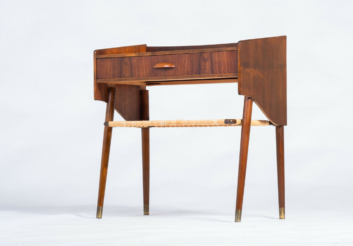 Sidebord i palisander med skuffe og flet­hylde, dansk design