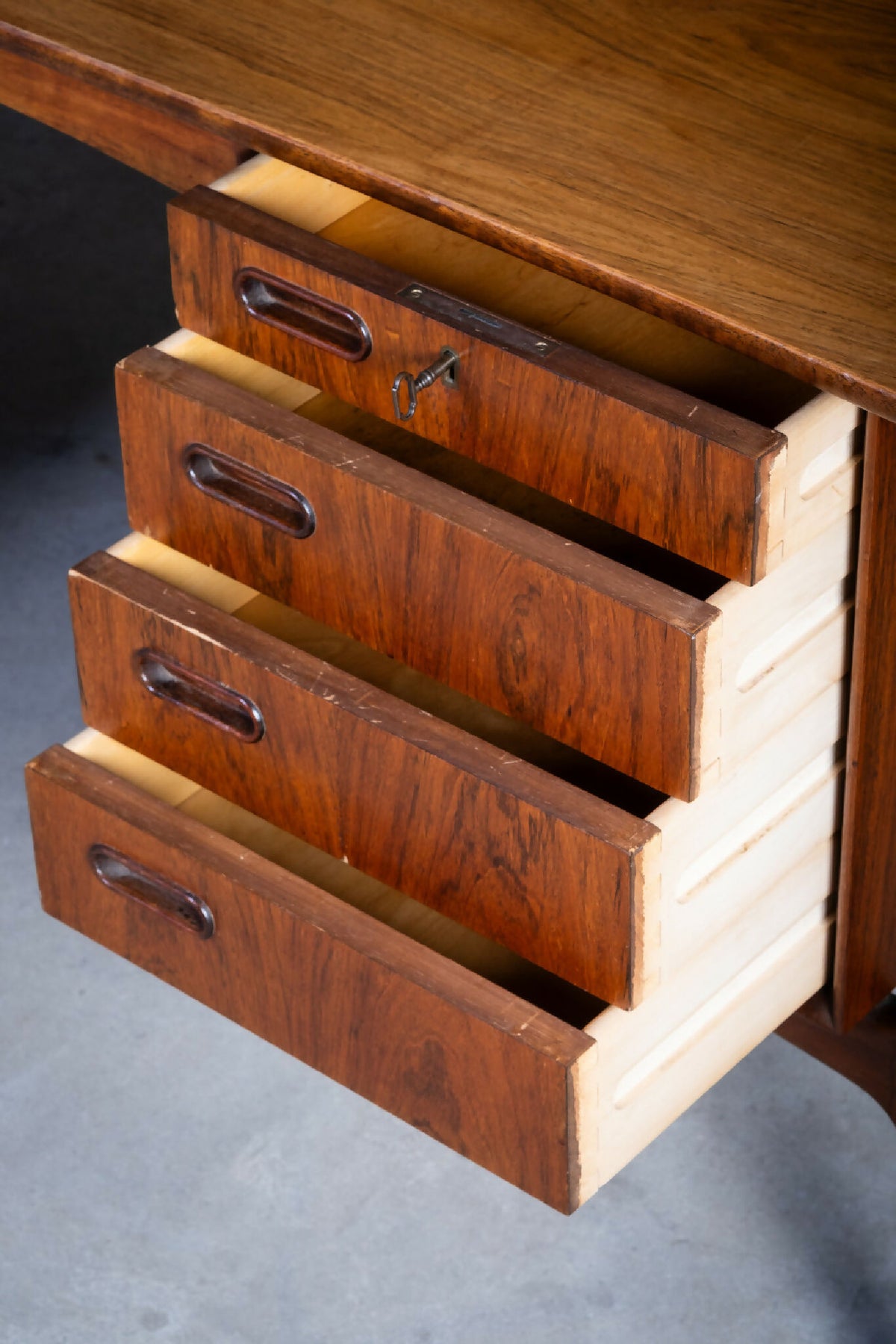 Svend Åge Madsen – Skrivebord i palisander for H.P. Hansen, 1960’erne