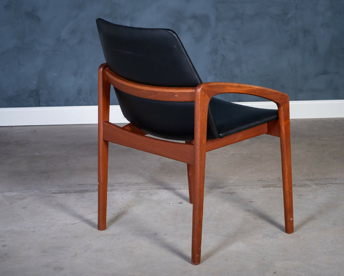 Henning Kjærnulf – Model 23 lænestol i teak med sort læder