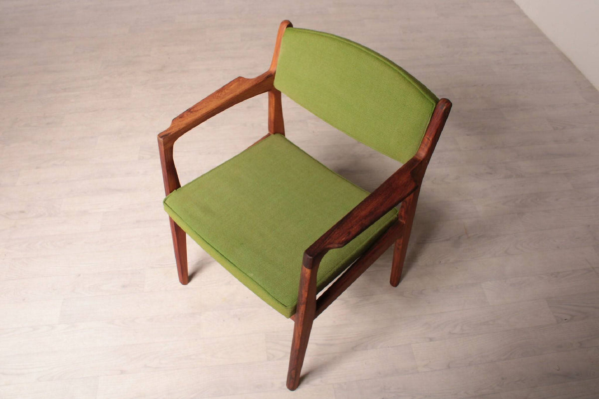 Topvinkel af Børge Mogensen grøn armstol i palisandertræ. Elegant dansk design med polstret sæde og ryglæn, ideel til enhver indretning.
