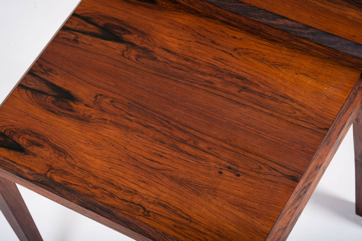 Johannes Andersen – Sæt med 3 indskudsborde i palisander, produceret af Silkeborg Møbelfabrik