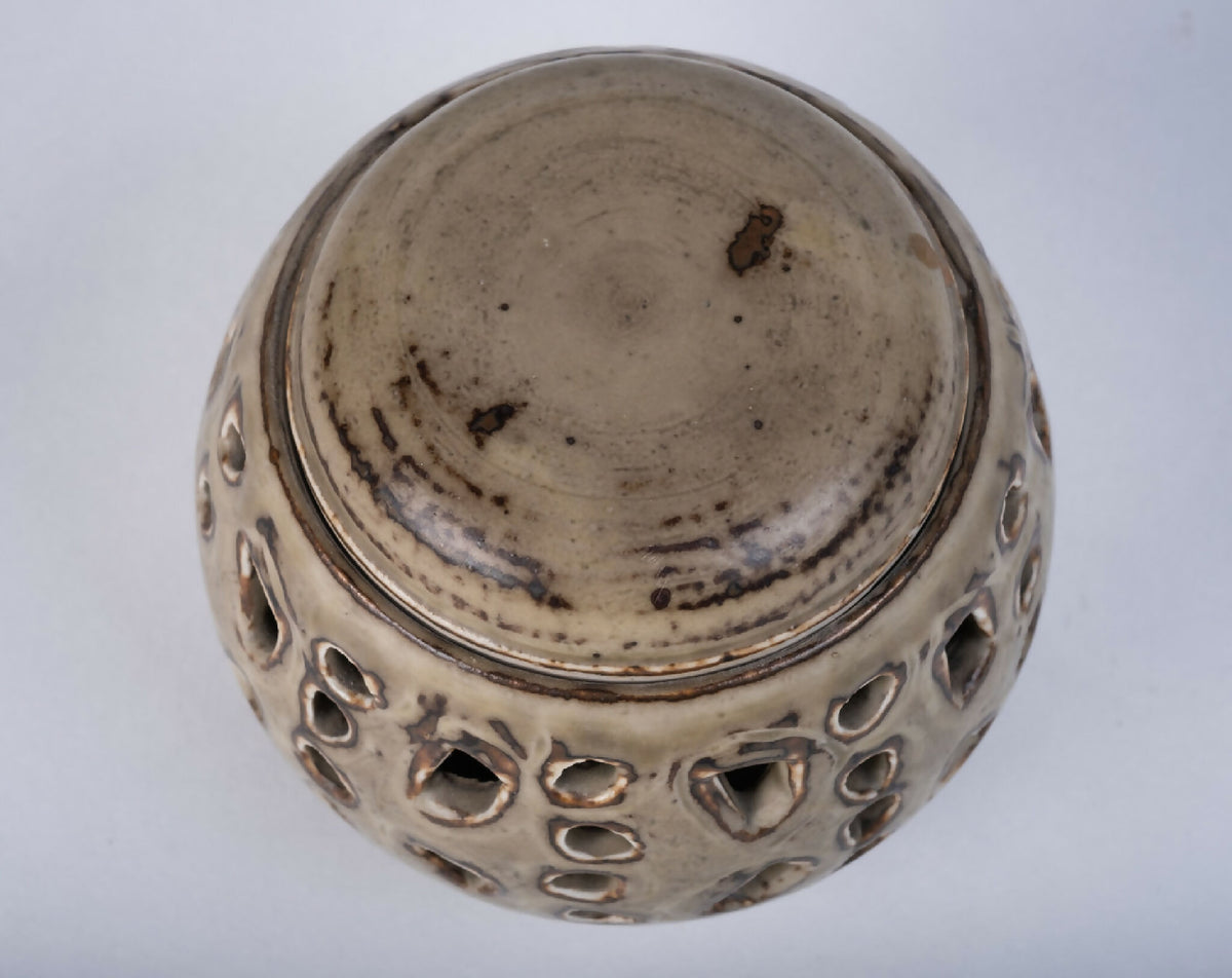 Skulpturel keramikskål med udskårne huller, dansk design