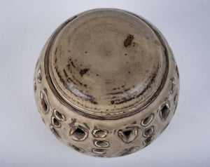 Skulpturel keramikskål med udskårne huller, dansk design