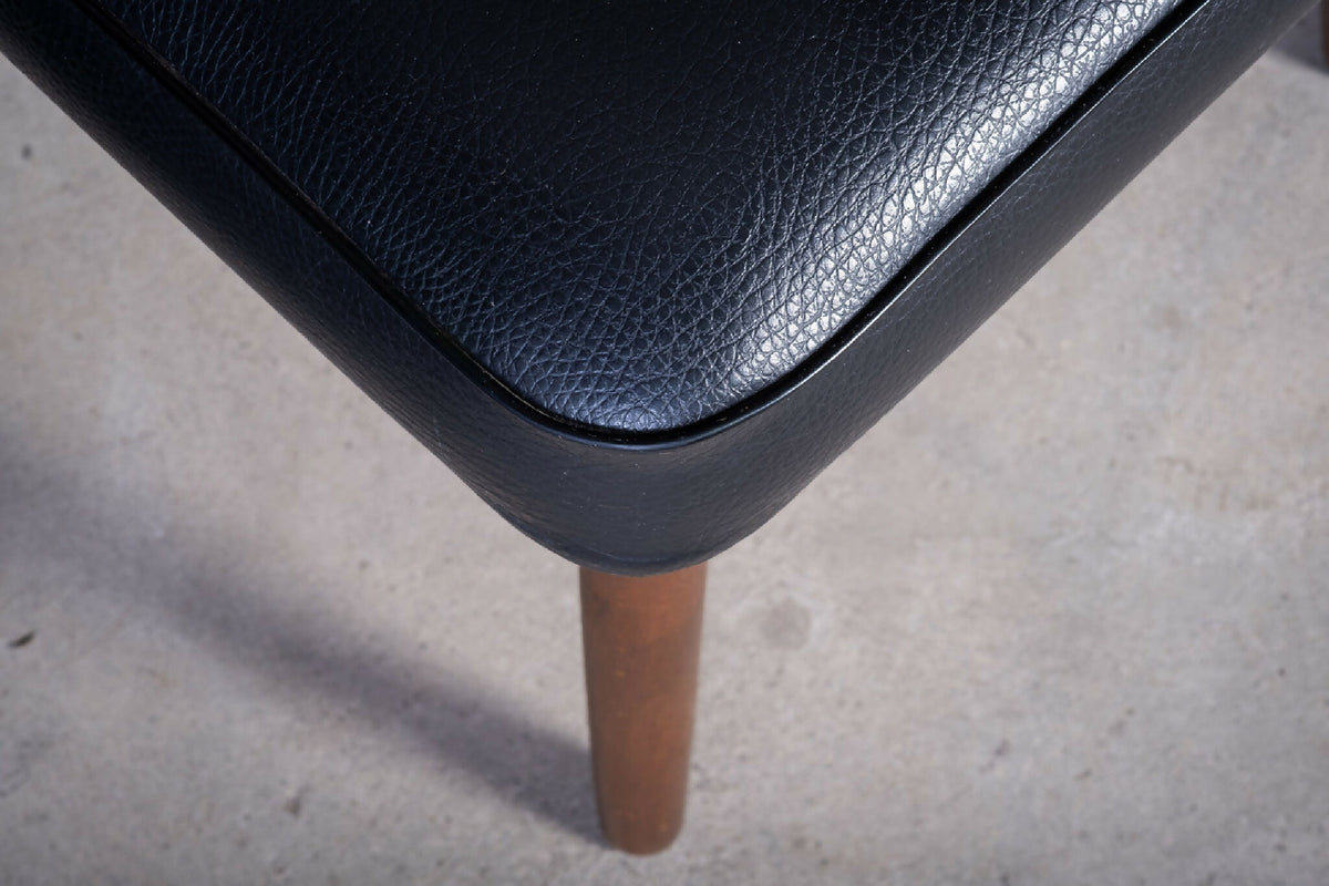 Skammel i teak med sort polstring, dansk design