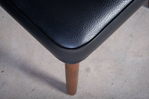 Skammel i teak med sort polstring, dansk design