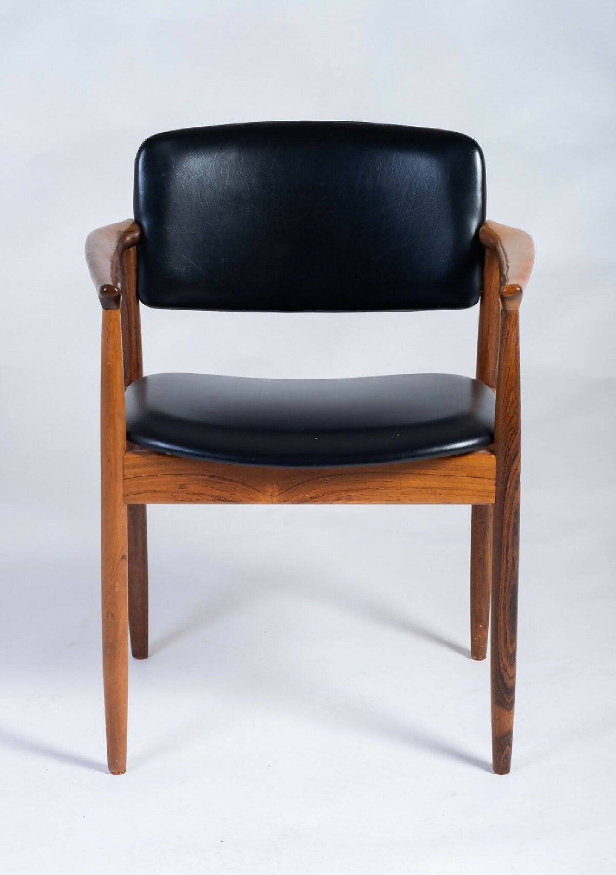 Lænestol i palisander med sort læder, dansk design