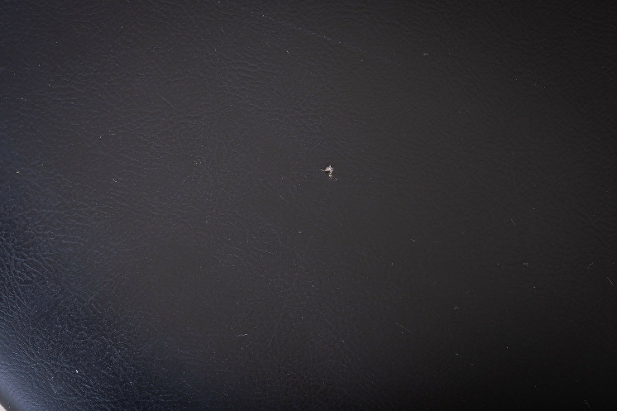 Henning Kjærnulf – Model 23 lænestol i teak med sort læder