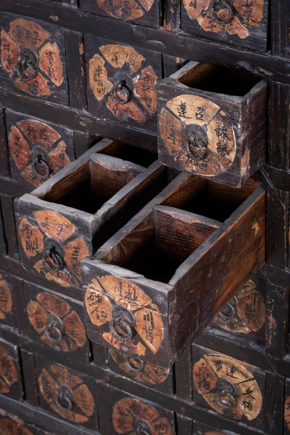 Kinesisk medicinskab i træ, antikt design