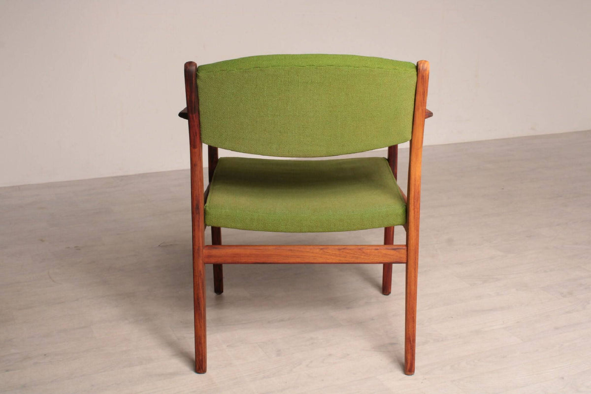 Bagfra visning af Børge Mogensen grøn armstol i palisandertræ. Solid konstruktion med polstret ryglæn og elegant træramme i tidløst design.