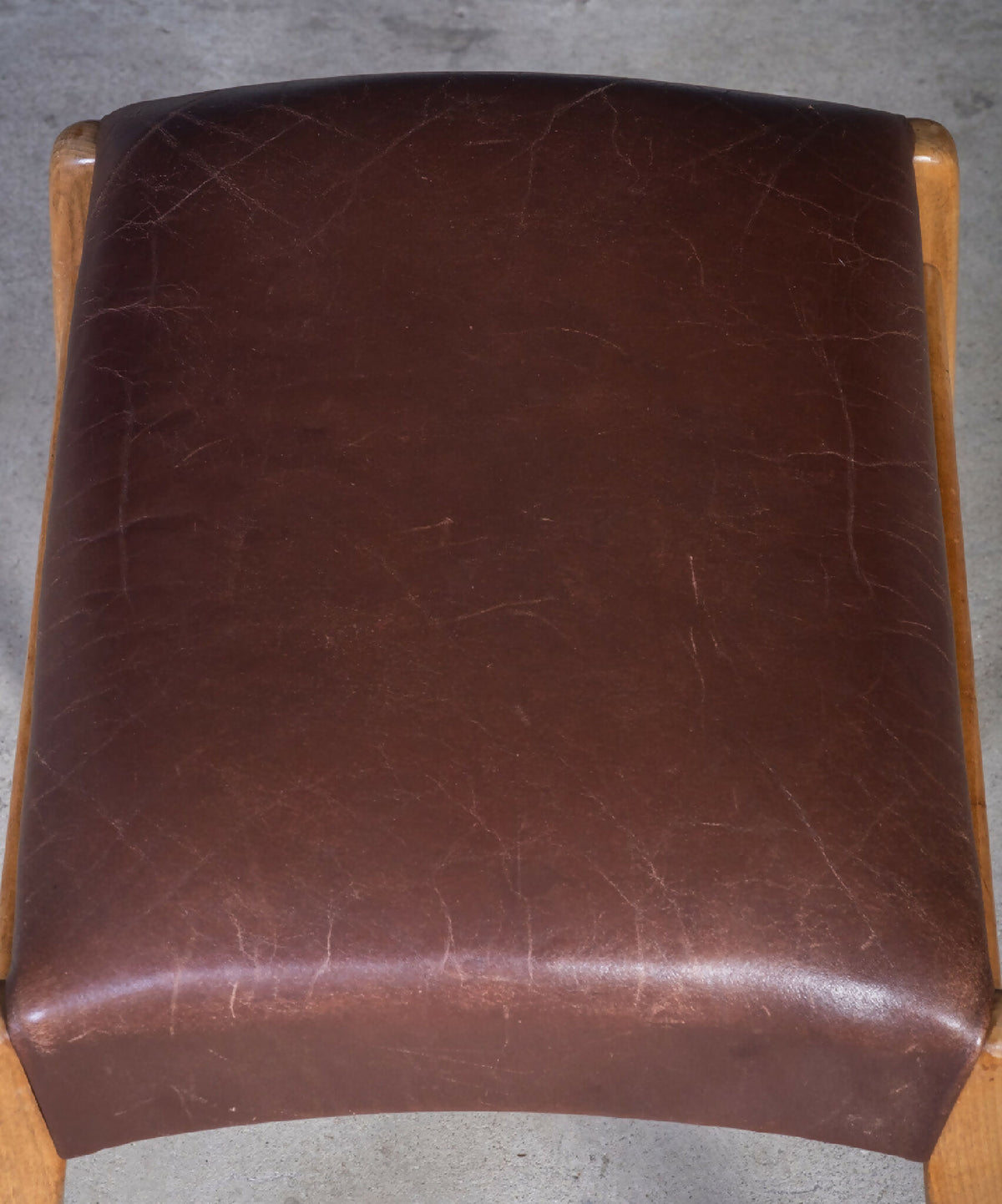 Skammel i bøg med brunt lædersæde, dansk design