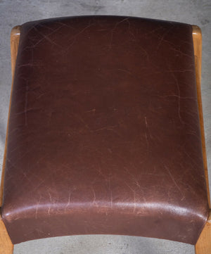 Skammel i bøg med brunt lædersæde, dansk design