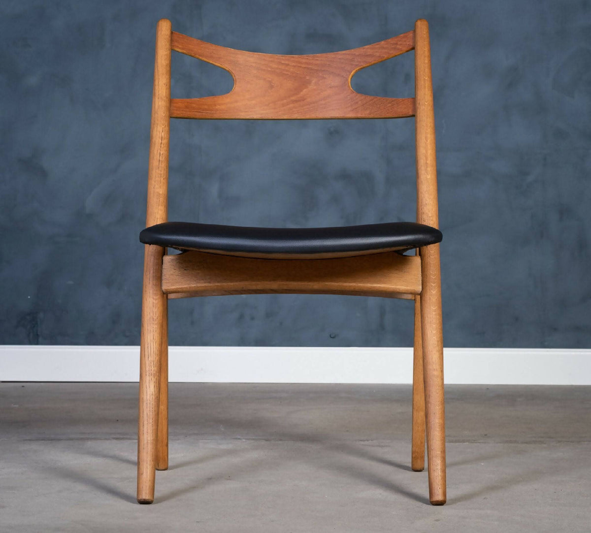 Hans J. Wegner – Model CH29 “Sawbuck Chair” i eg og teak, produceret af Carl Hansen &amp; Søn, dansk design