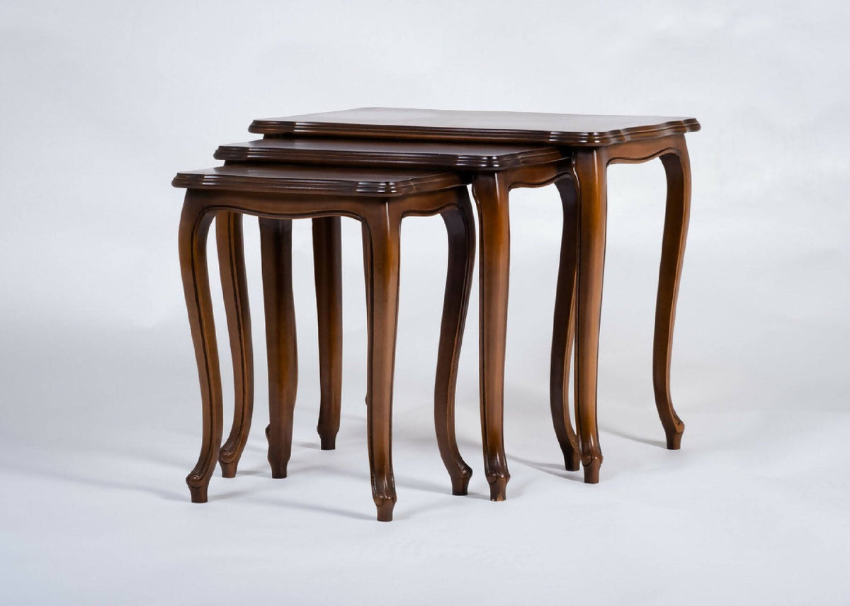 Sæt med 3 indskudsborde i valnød, Louis XV stil