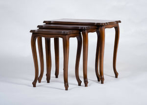 Sæt med 3 indskudsborde i valnød, Louis XV stil