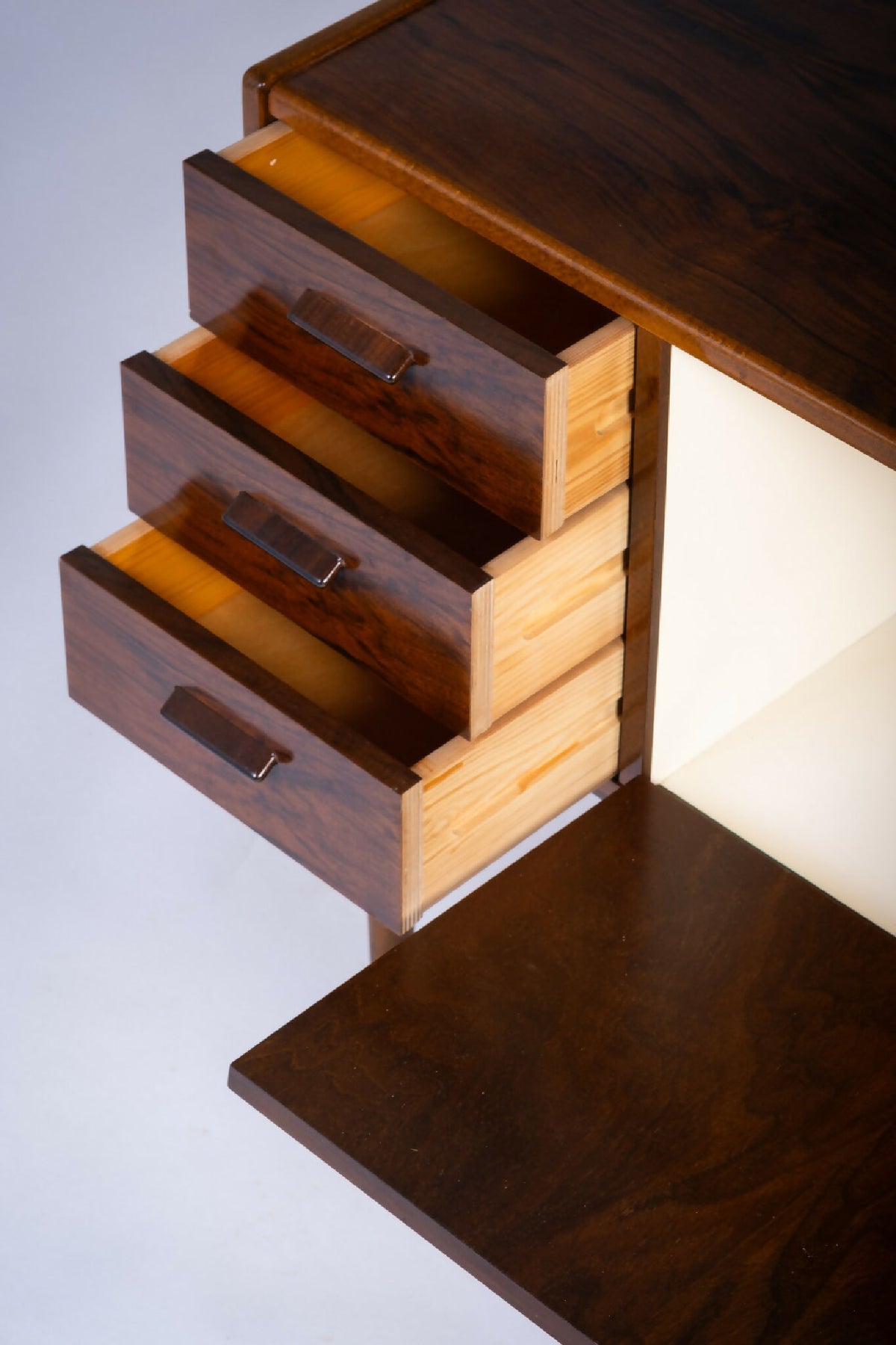 Kommode i valnød med 3 skuffer, dansk design