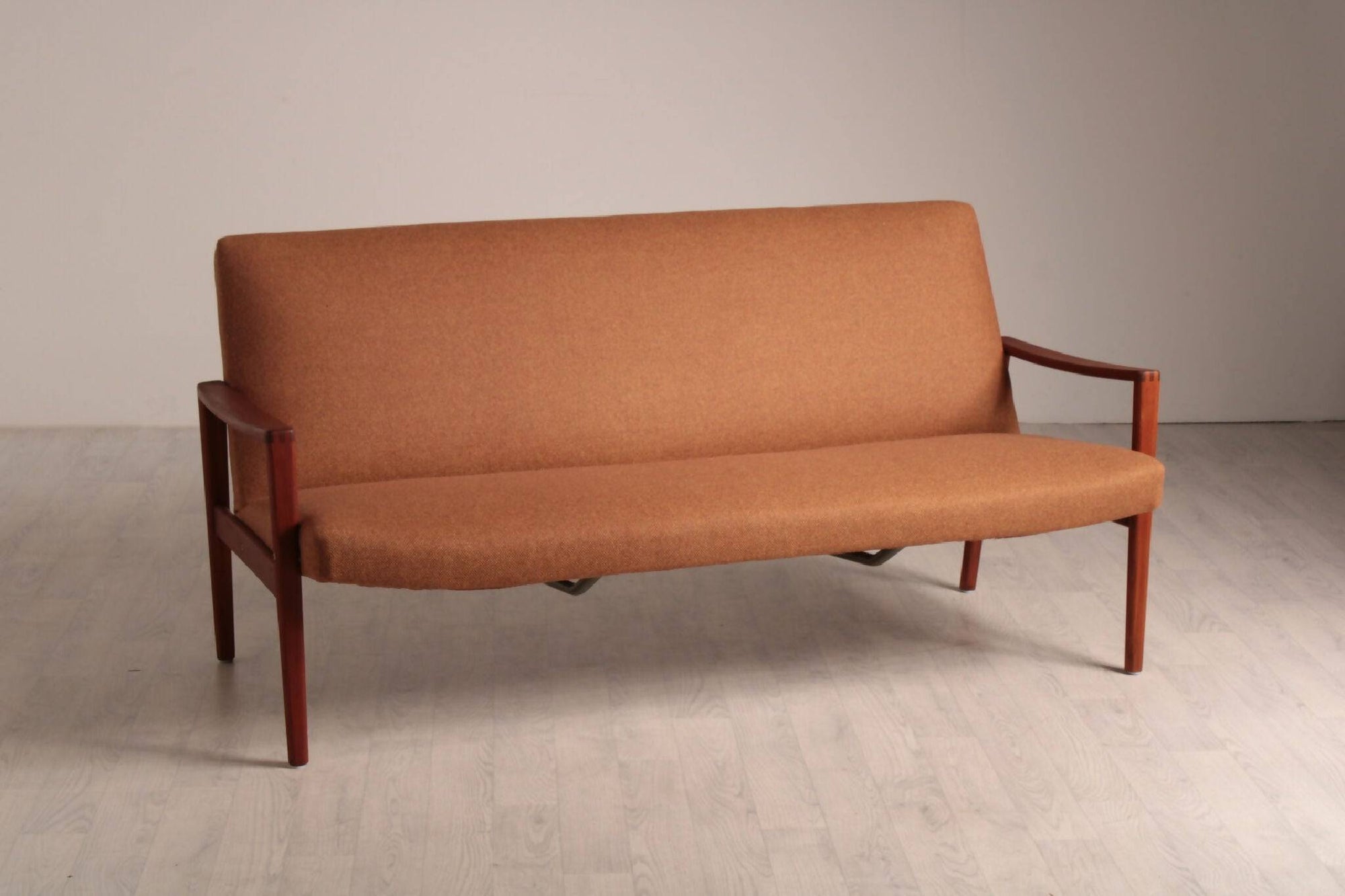 Dansk sofa – 2 personer med teak stel