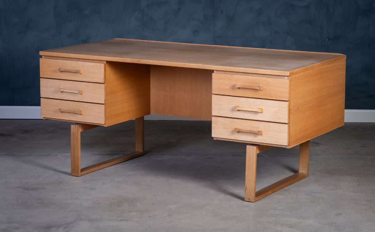 Henning Jensen &amp; Torben Valeur – Skrivebord i eg for Dyrlund