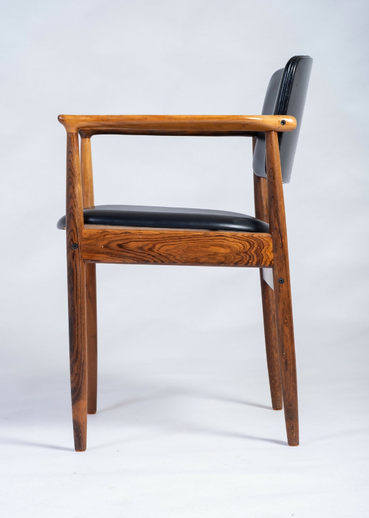 Lænestol i palisander med sort læder, dansk design