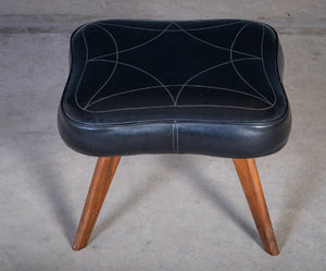 Skammel i teak med sort lædersæde, dansk design