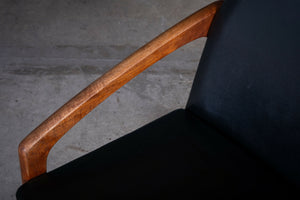 Henning Kjærnulf – Model 23 lænestol i teak med sort læder