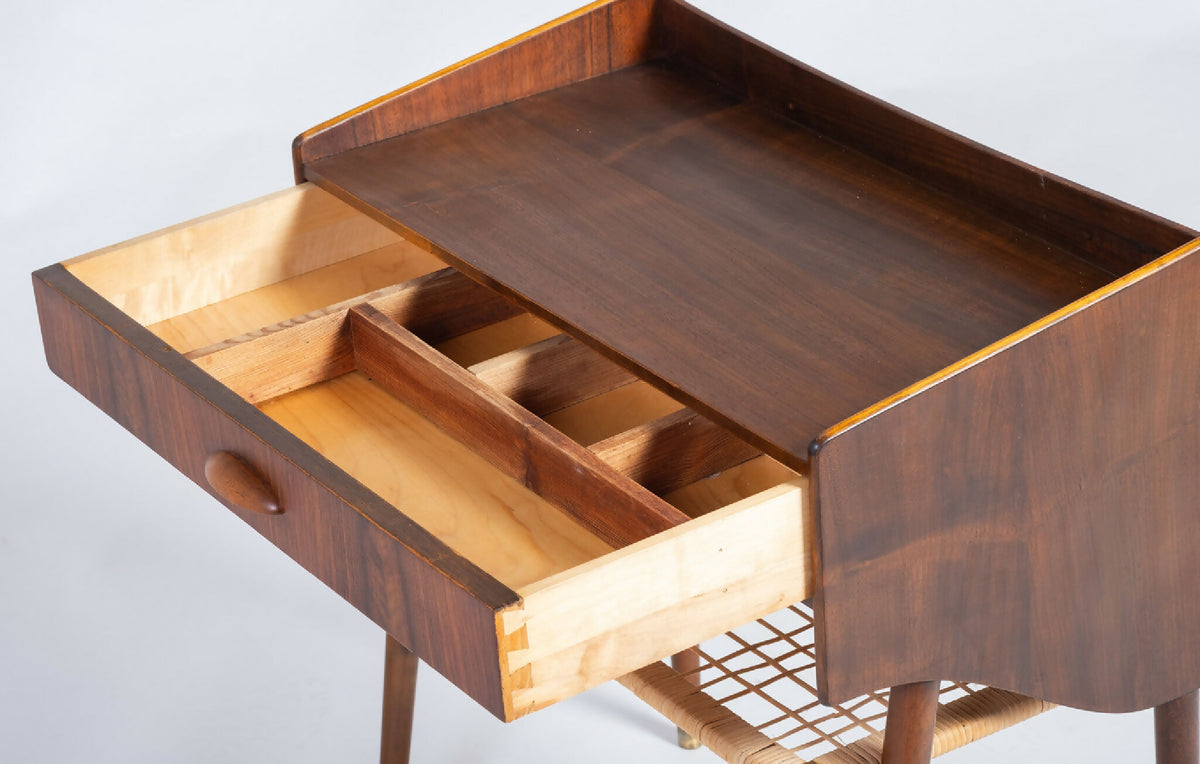 Sidebord i palisander med skuffe og flet­hylde, dansk design