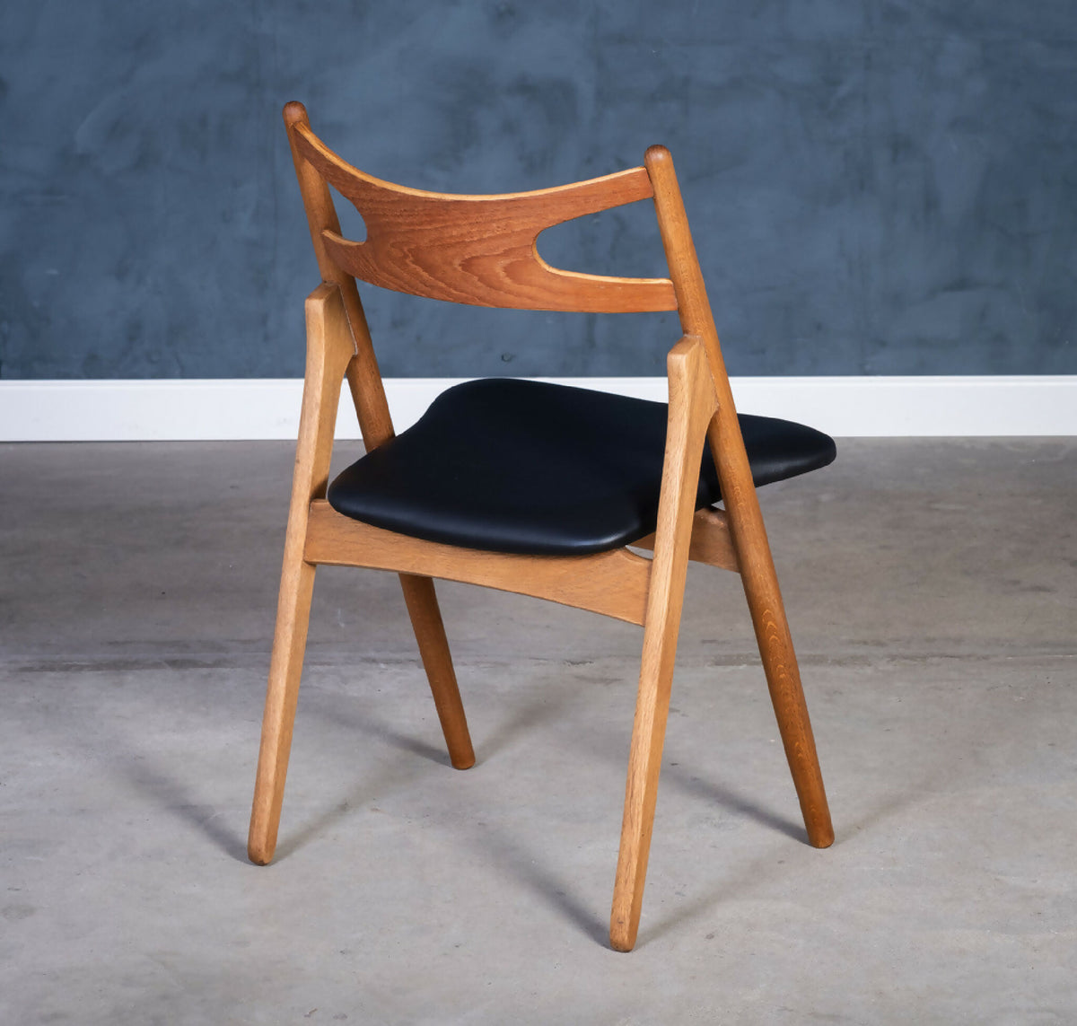 Hans J. Wegner – Model CH29 “Sawbuck Chair” i eg og teak, produceret af Carl Hansen &amp; Søn, dansk design