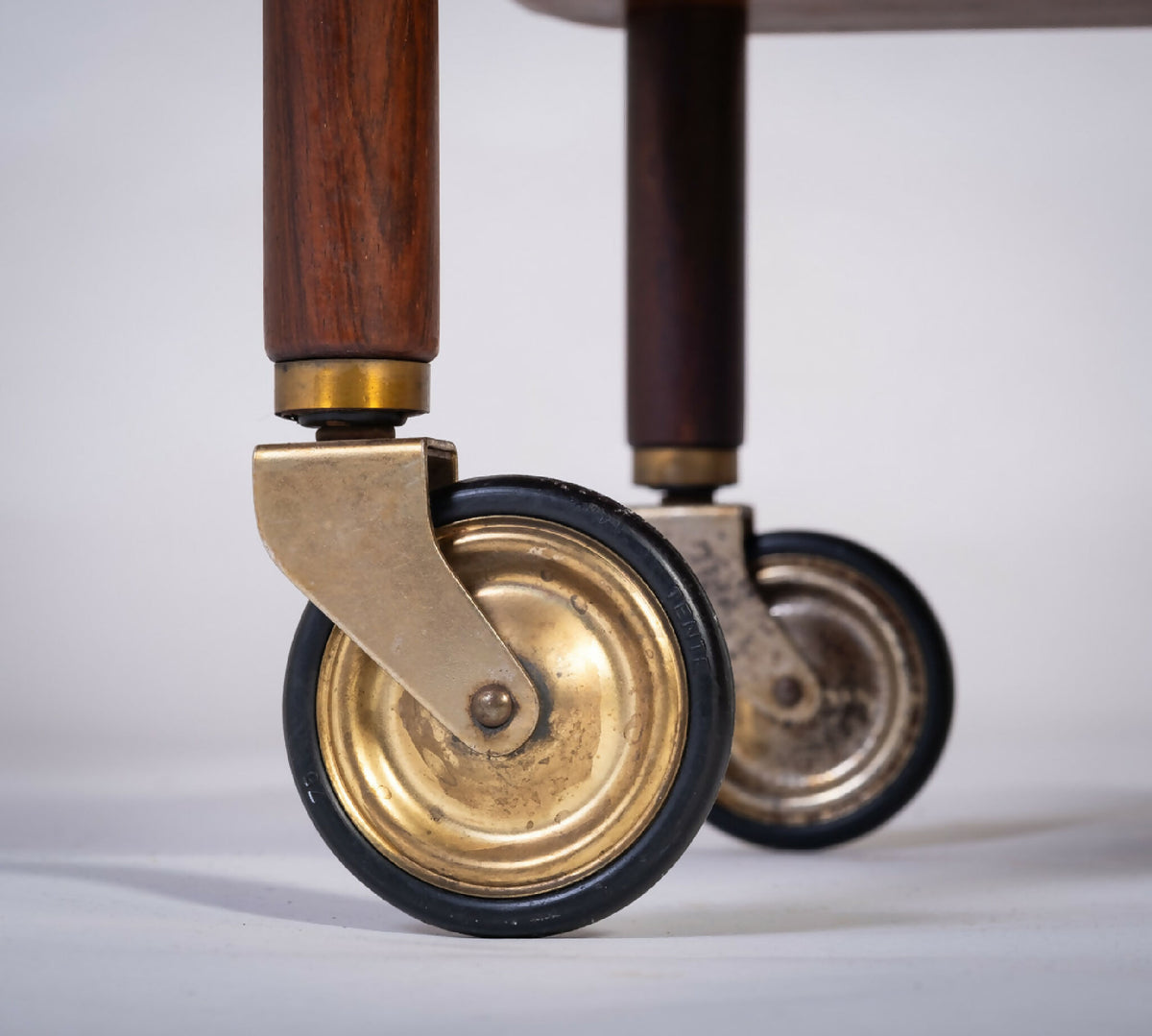 Poul Hundevad – Serveringsbord i palisander med bakke, produceret af Vamdrup Møbelfabrik