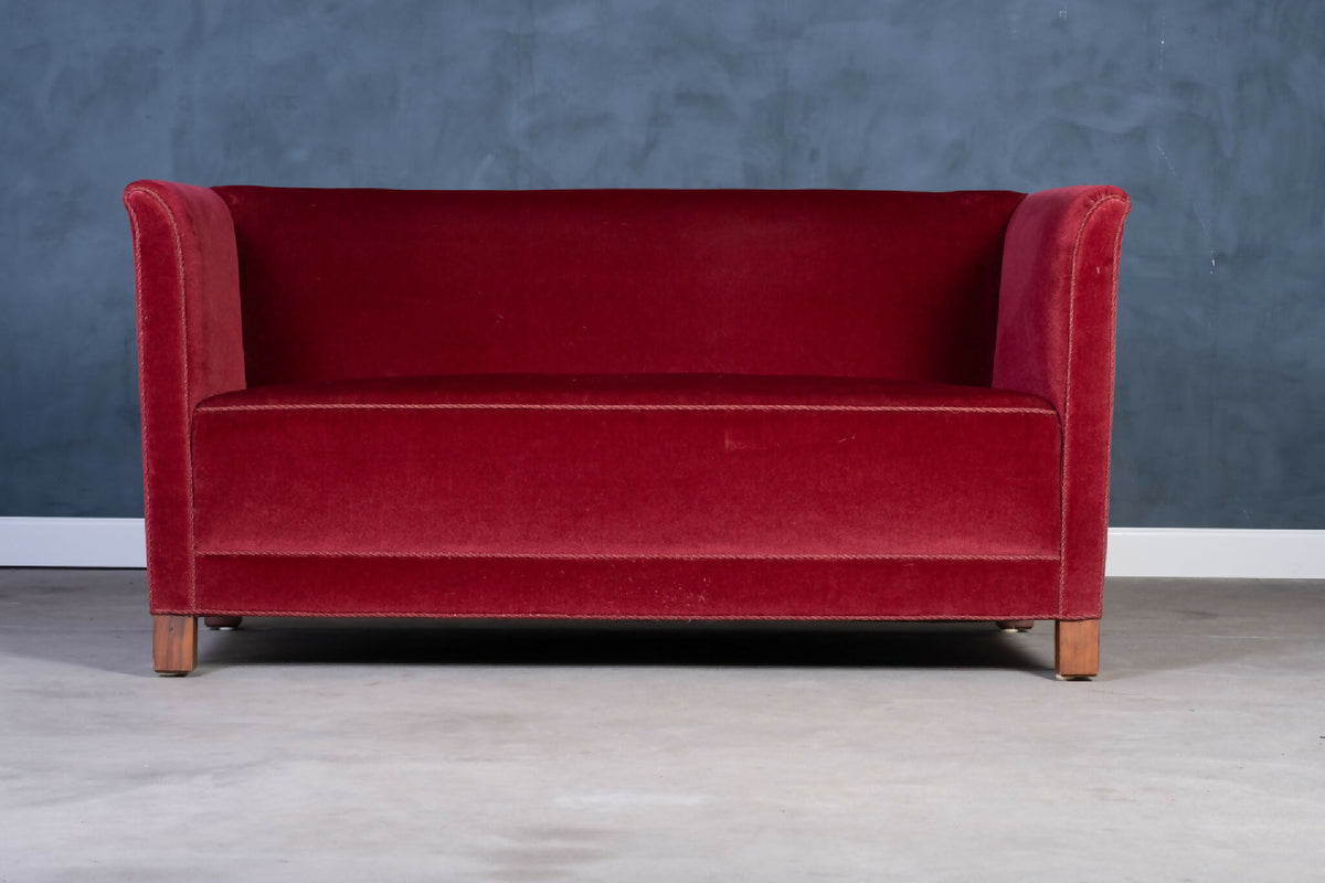 Sofa i rød velour, dansk design