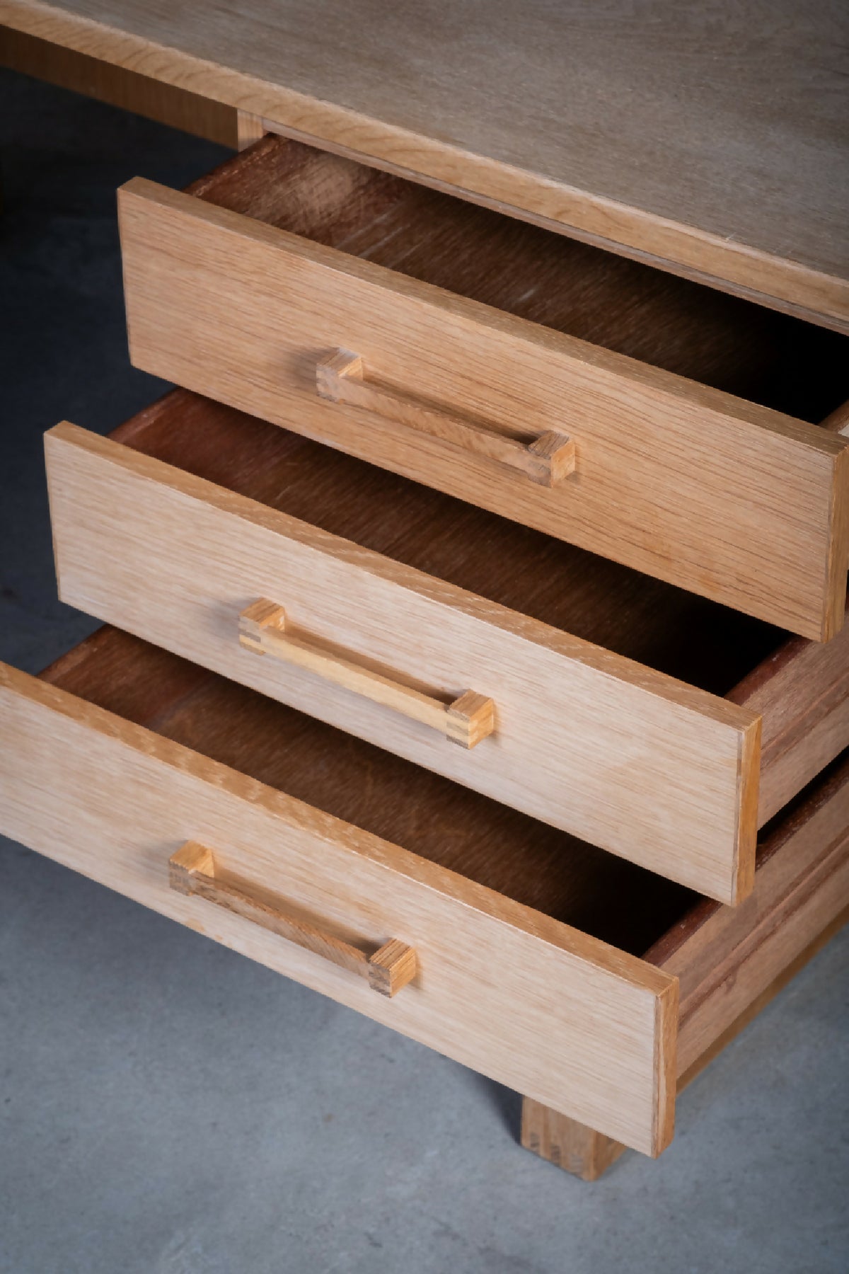 Henning Jensen &amp; Torben Valeur – Skrivebord i eg for Dyrlund