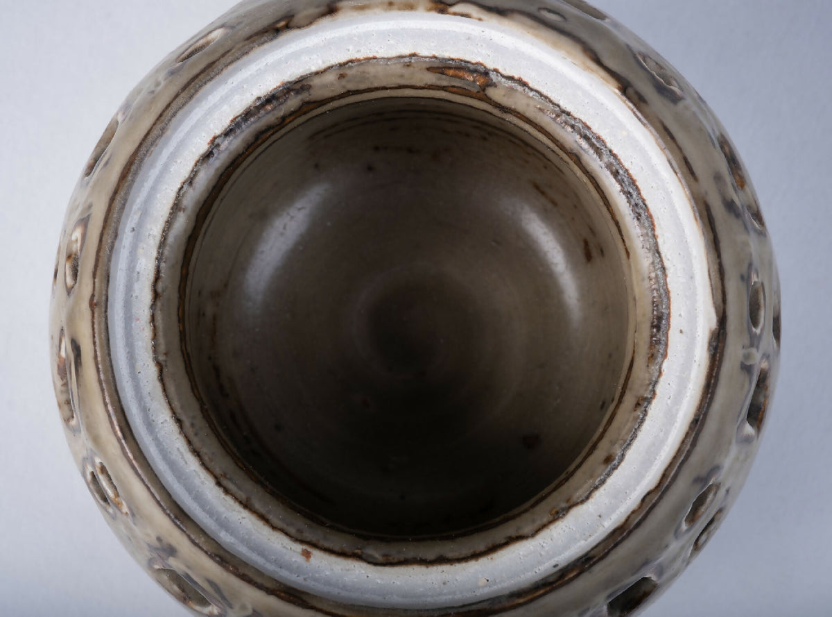 Skulpturel keramikskål med udskårne huller, dansk design