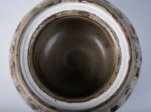 Skulpturel keramikskål med udskårne huller, dansk design