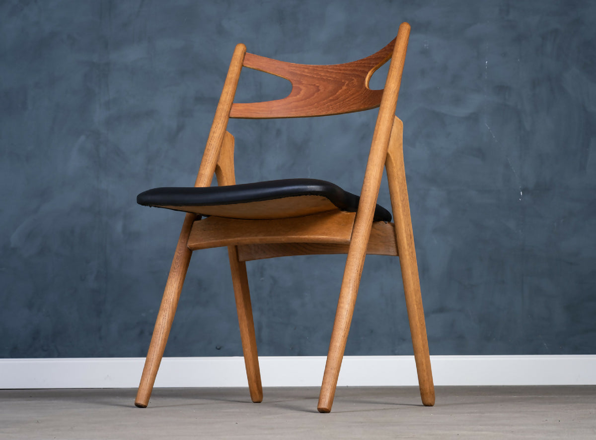 Hans J. Wegner – Model CH29 “Sawbuck Chair” i eg og teak, produceret af Carl Hansen &amp; Søn, dansk design