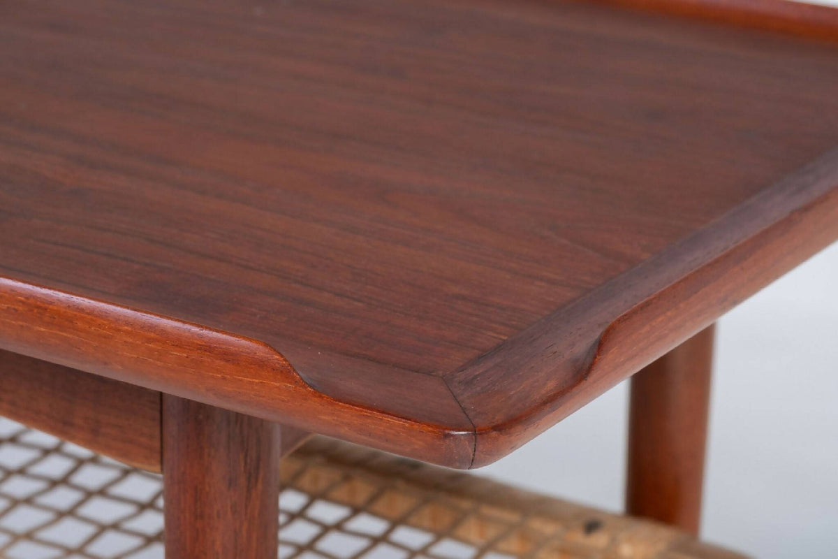 Holger Georg Jensen – Sidebord i teak med flet­hylde, dansk design