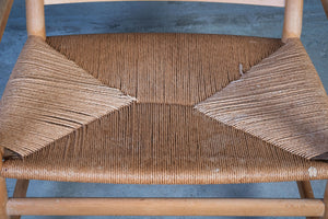 Hans J. Wegner – Model CH44 lænestol i bøg og flet, produceret af Carl Hansen & Søn, dansk design