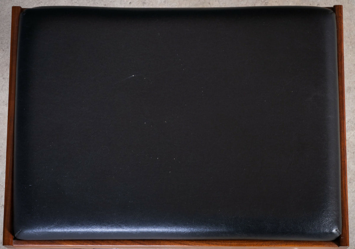 Drejestol i teak med sort lædersæde, dansk design