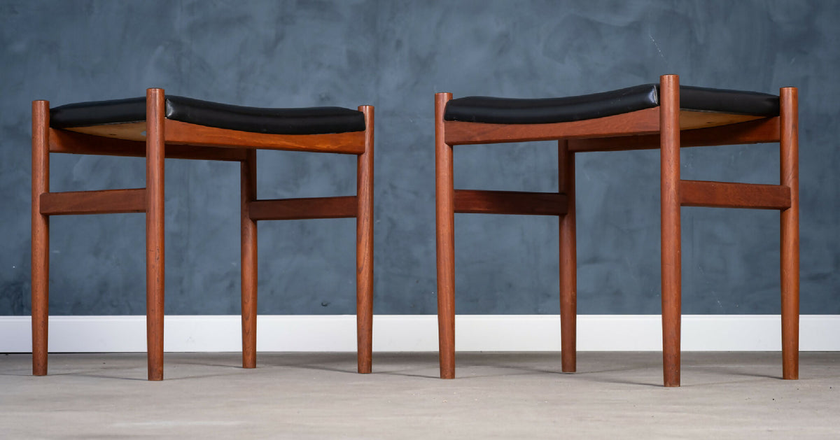 Spøttrup Møbelfabrik – Skamler i teak med sort lædersæde, dansk design