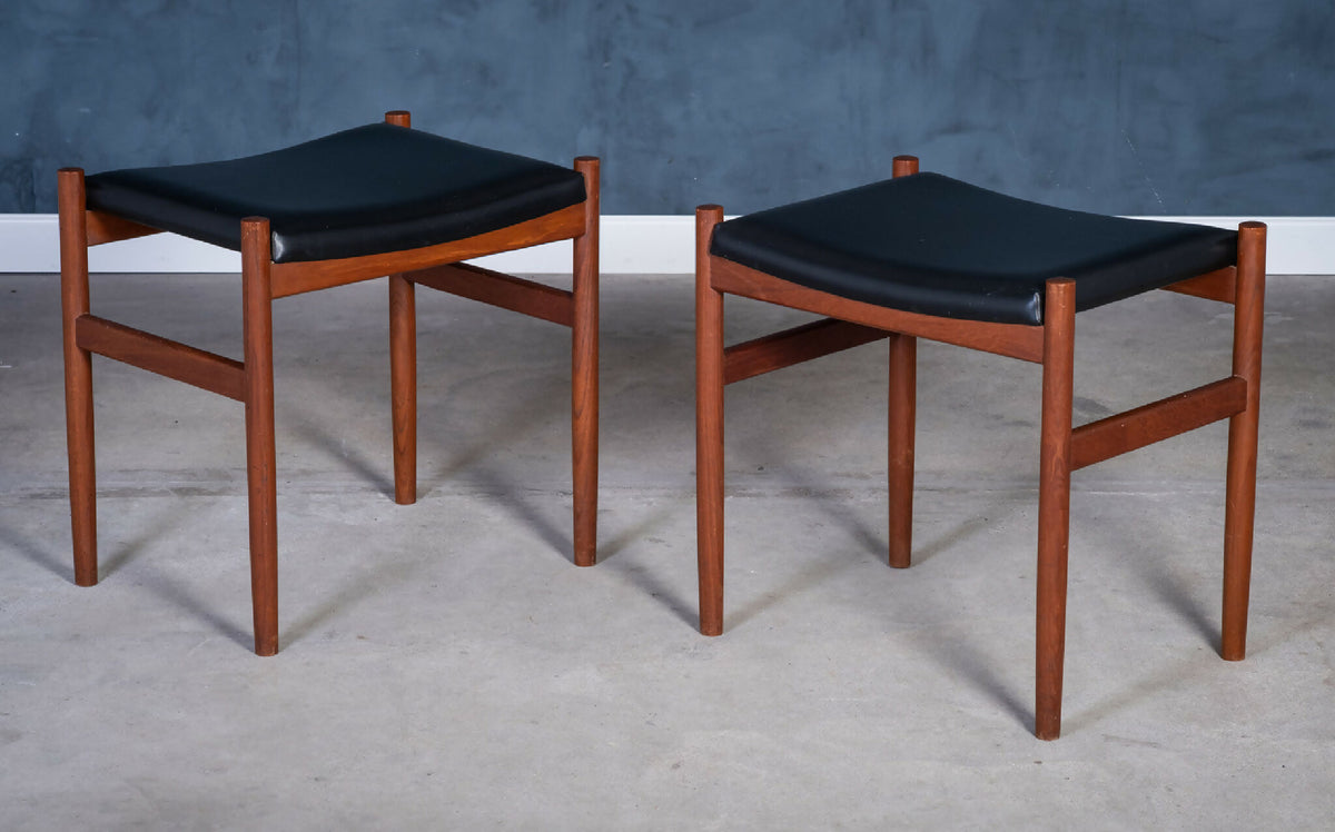 Spøttrup Møbelfabrik – Skamler i teak med sort lædersæde, dansk design