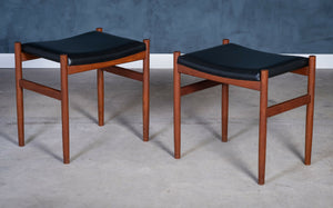 Spøttrup Møbelfabrik – Skamler i teak med sort lædersæde, dansk design