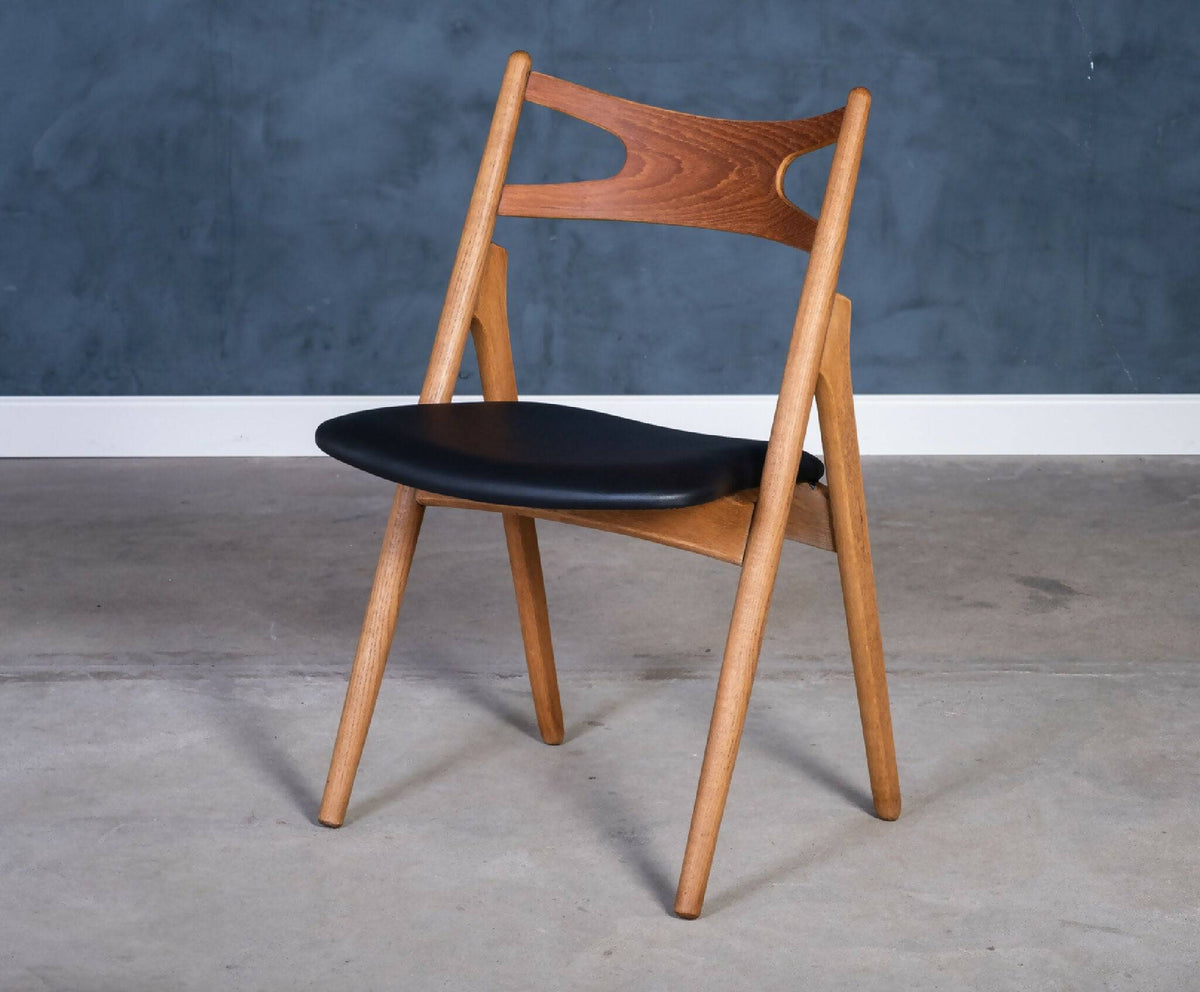 Hans J. Wegner – Model CH29 “Sawbuck Chair” i eg og teak, produceret af Carl Hansen &amp; Søn, dansk design