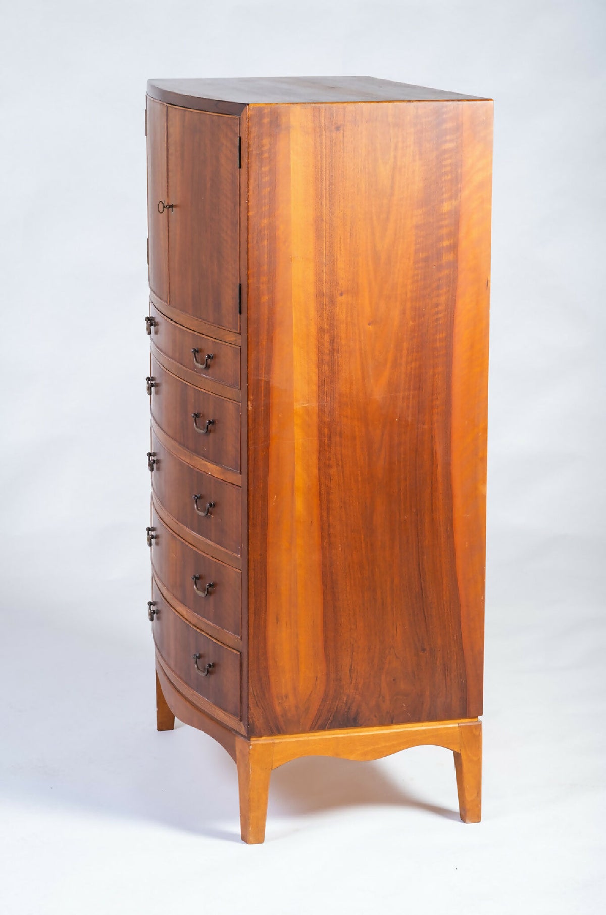 Ole Wanscher – Kommode i valnød med messinggreb, produceret af A.J. Iversen