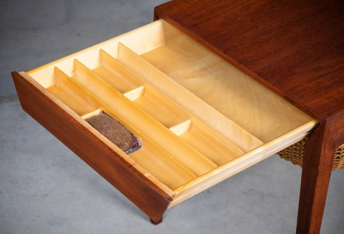 Severin Hansen – Sminkebord i teak med flet, produceret af Haslev Møbelsnedker